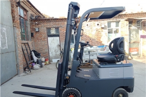 四輪叉車行人安全提示！