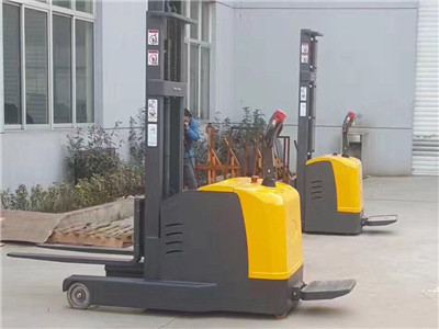 電動(dòng)堆高叉車(chē)