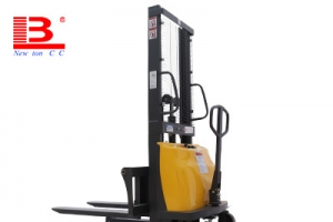 如何選購一臺(tái)優(yōu)質(zhì)的半電動(dòng)電動(dòng)堆高車？