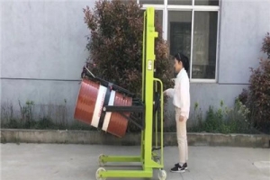 手動油桶搬運(yùn)堆高車在使用中會出現(xiàn)哪些問題？如何快速解決？