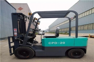 倉(cāng)儲(chǔ)電動(dòng)叉車(chē)廠家淺析叉車(chē)的主要作用