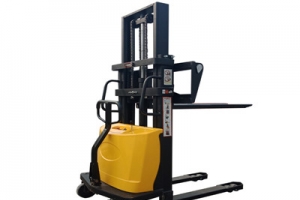 半電動(dòng)堆高車(chē)廠(chǎng)家淺析半電動(dòng)堆高車(chē)的特點(diǎn)及生產(chǎn)