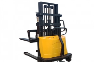 半電動(dòng)堆高車(chē)廠(chǎng)家給出辦法怎樣維護(hù)和保養(yǎng)半電動(dòng)堆高車(chē)？