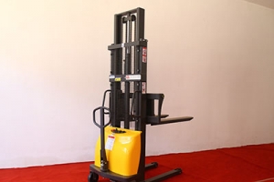 半電動(dòng)堆高車(chē)是否要像普通機(jī)動(dòng)車(chē)一樣進(jìn)行年檢？