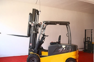 電動(dòng)叉車(chē)的電瓶使用壽命是多久？怎樣保養(yǎng)？