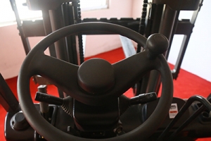 小型電動叉車的轉(zhuǎn)向故障是什么原因造成的？