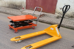 手動(dòng)叉車的自重和規(guī)格是多少？